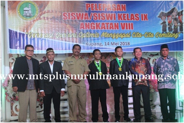 BINTANG BERTEBARAN DI PROSESI WISUDA MTS PLUS NURUL IMAN